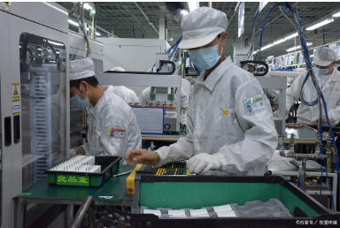 半導體行業(yè)工人生產過程中