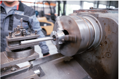 工人專注生產加工中